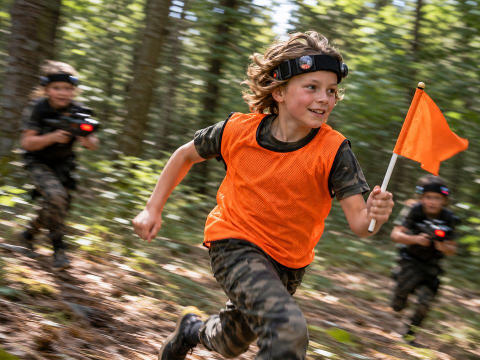 Capture the Flag tijdens een lasergame in het bos Capture the Flag tijdens een lasergame in het bos