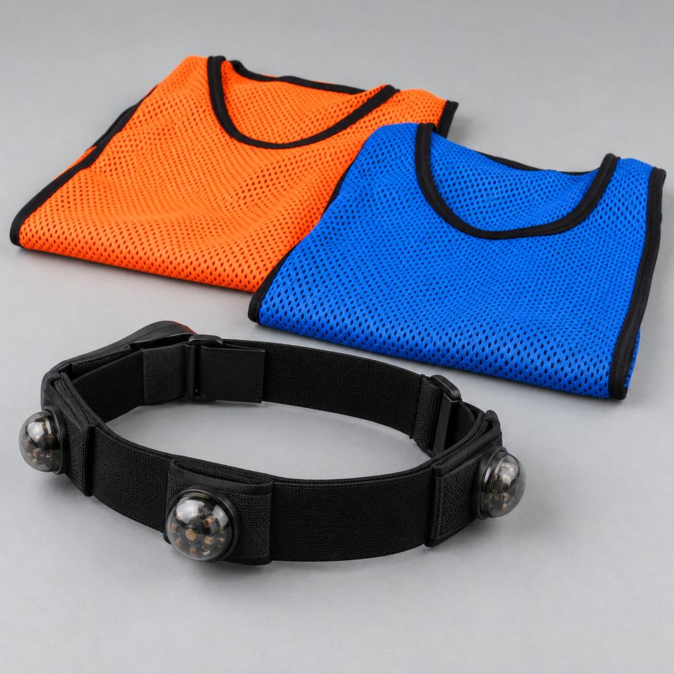 Hoofdband met sensoren naast een oranje en een blauw vest Hoofdband met sensoren naast een oranje en een blauw vest